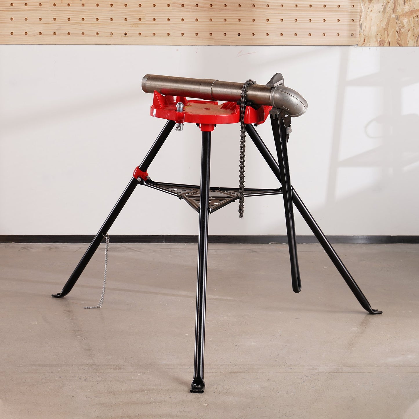 Chain Vise with Tripod Stand | 3.2 to 152 mm Pipe Capacity | 600 kg Loading Capacity | Portable Stand with Folding Legs and Tool Tray | Ideal for Plumbing and Pipe Work