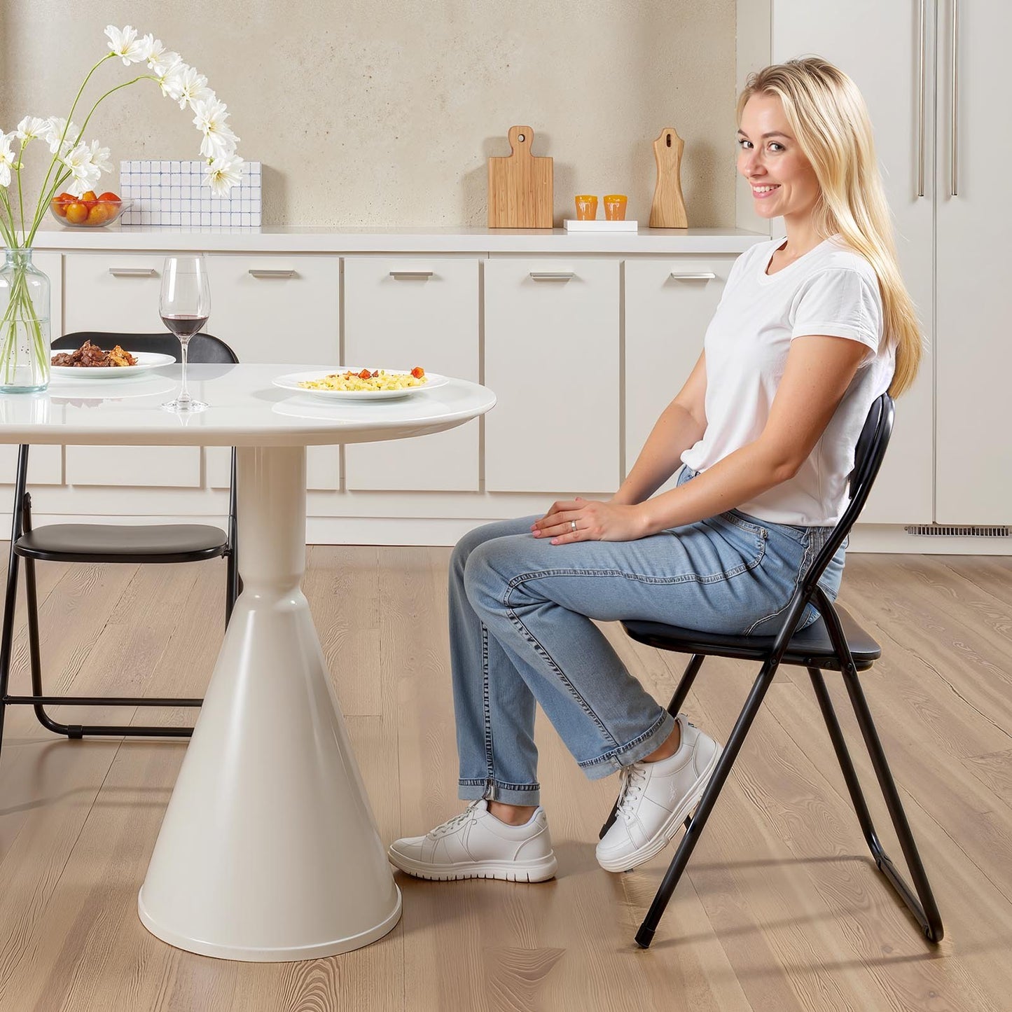 4-pack fällstolar, hopfällbara läderfåtöljer med kraftig metallram och vadderad dyna, bärbara hopfällbara kortbordsstolar, stapelbara säten för hem, trädgård, fester, evenemang, svart