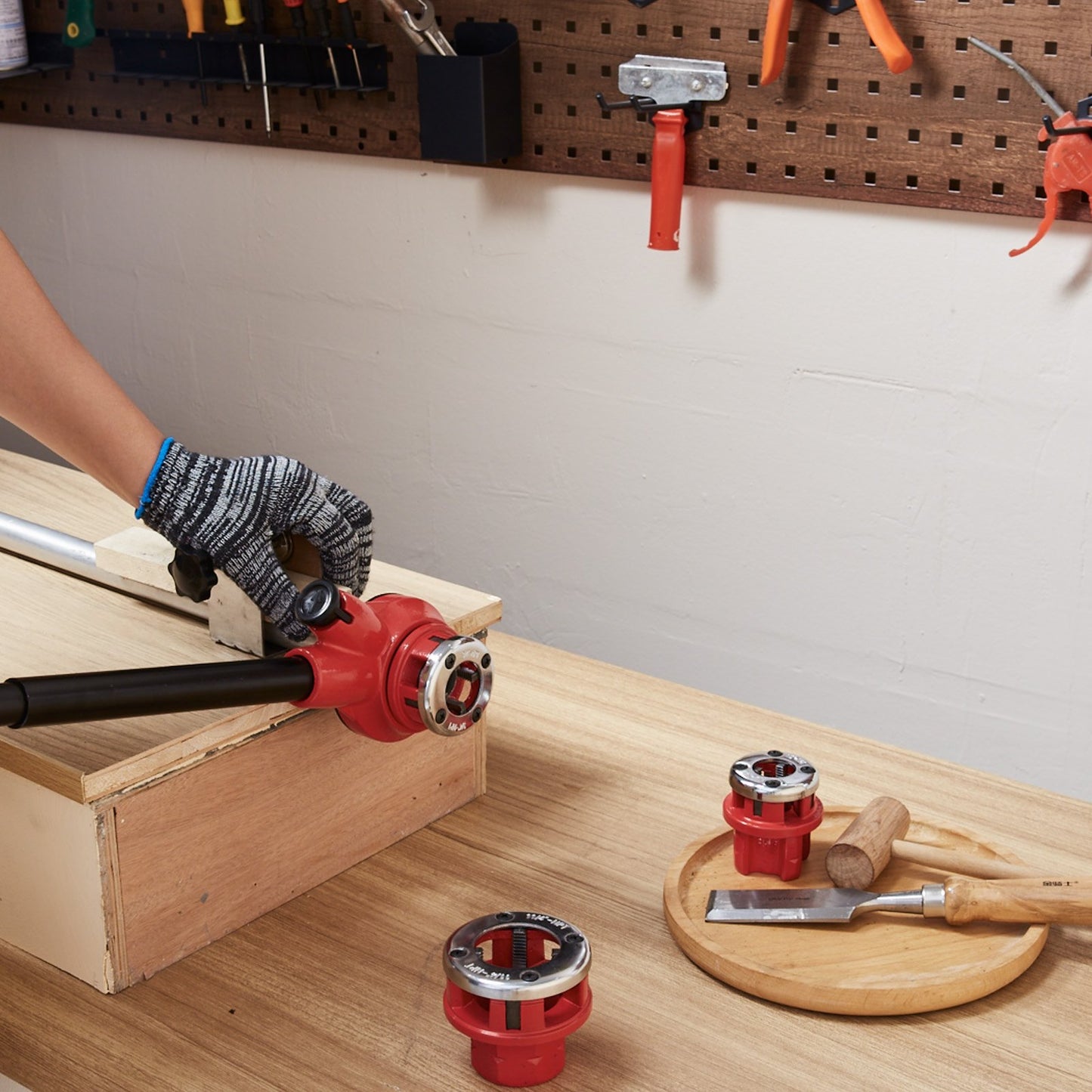 Ratchet Pipe Threader Kit, 6.4mm NPT - 32mm NPT Manual Ratcheting Pipe Threader, Portable Pipe Threading Tool Set with 6PCS NPT Dies, Storage Case for Galvanized Aluminum Iron Copper Pipes