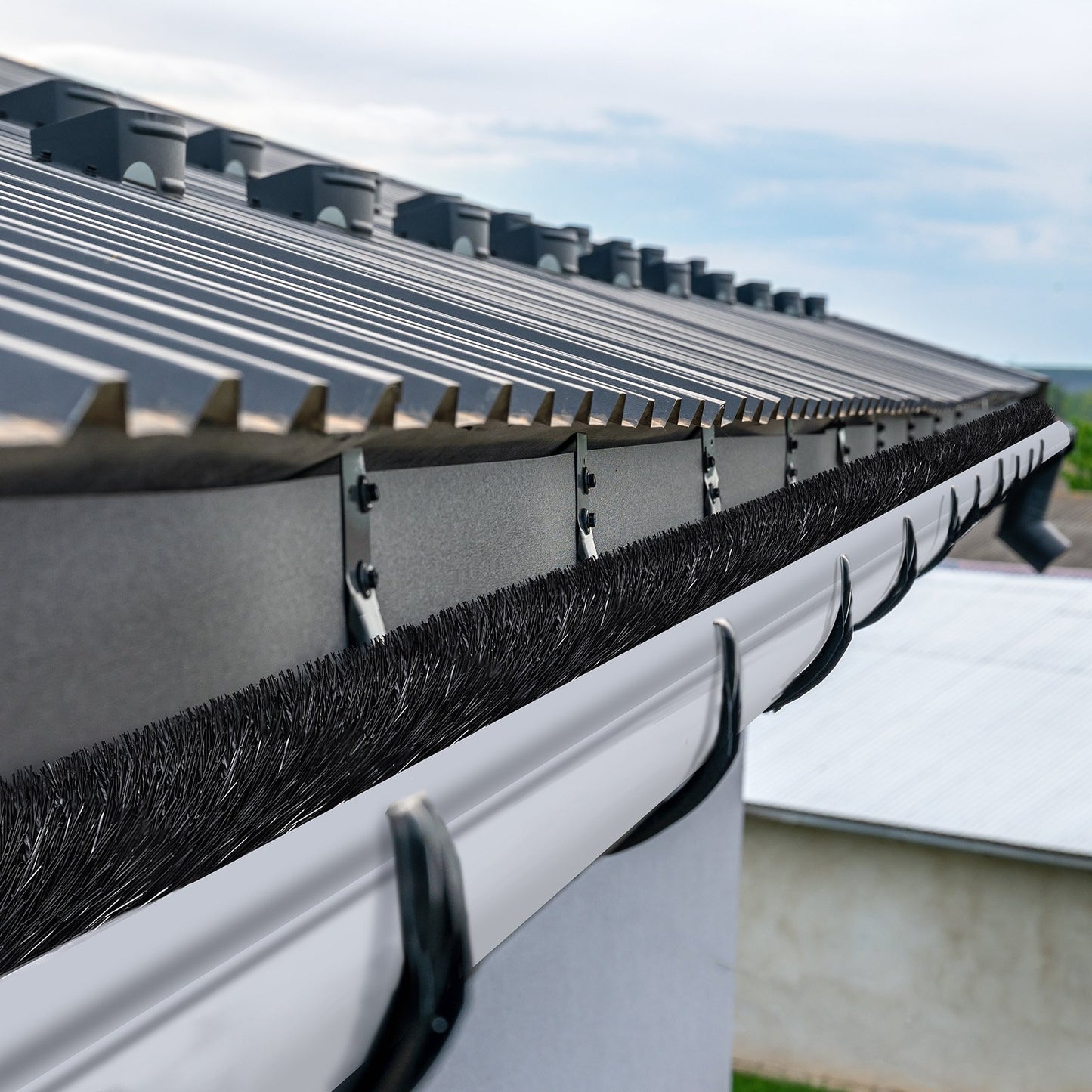 Gutter Brush, 15 Feet Total Length 4.33 inch Diameter Gutter Cleaning Tools, Ground-Level Gutter Brush Leaf Guard for 5 Inch Gutters, Easily Clear roof Leaves and Debris, 5 Pack