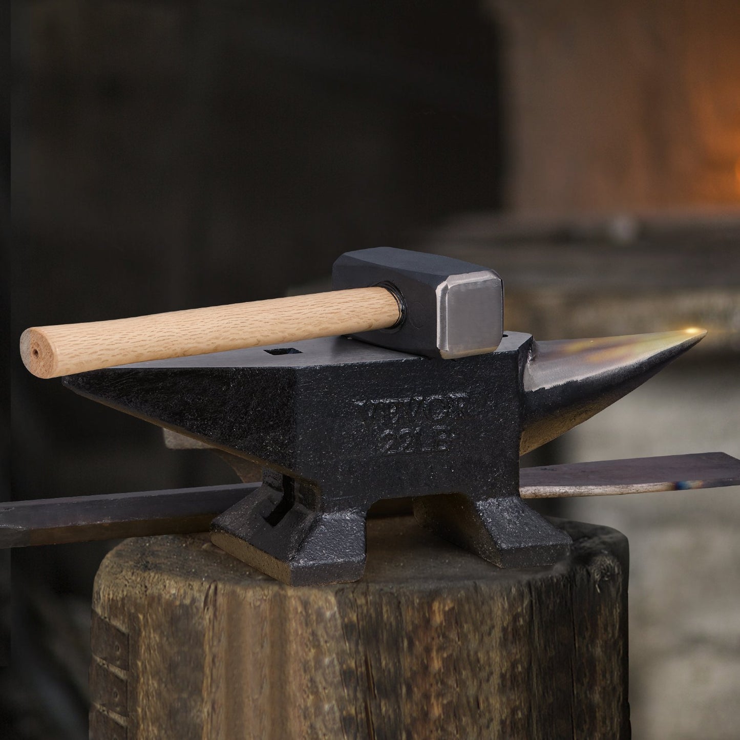 Single Horn Anvil, 10 kg Cast Steel Anvil, High Hardness Rugged Round Horn Anvil Blacksmith, Large Countertop and Stable Base, with Round and Square Hole, Metalsmith Tool for Bending and Shaping