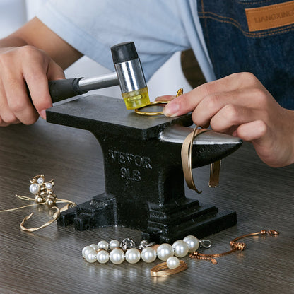 Single Horn Anvil, 4 kg Cast Steel Anvil, High Hardness Rugged Round Horn Anvil Blacksmith, Compact Design and Stable Base, Forge Tools and Equipment, Metalsmith Tool for Bending and Shaping